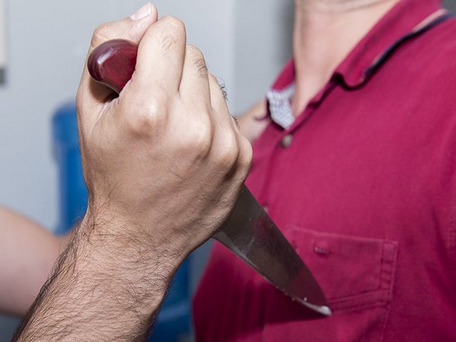 В Хакасии мужчина воткнул в своего племянника нож