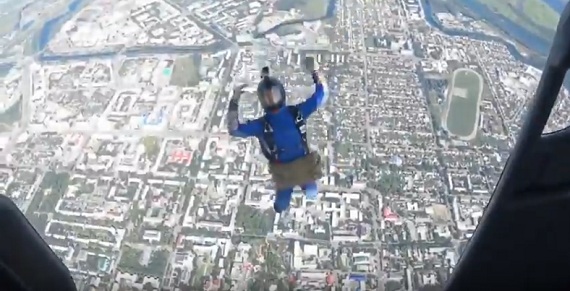 Взгляд сверху: парашютисты сняли видео приземления на Первомайскую площадь