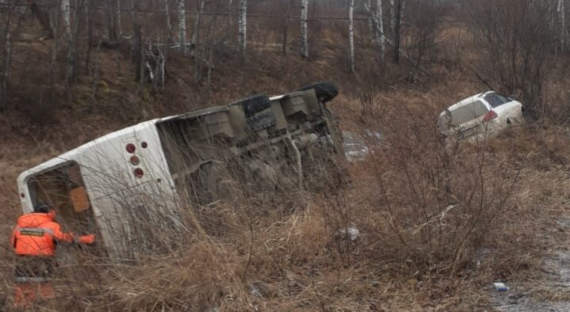 В Хабаровском крае перевернулся автобус с 25 пассажирами