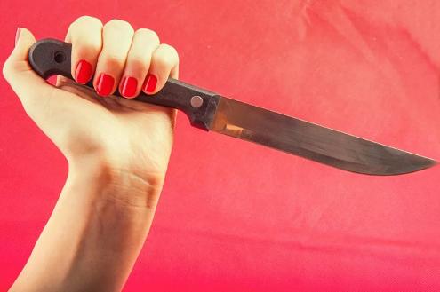 В столице Хакасии женщина пырнула девушку ножом