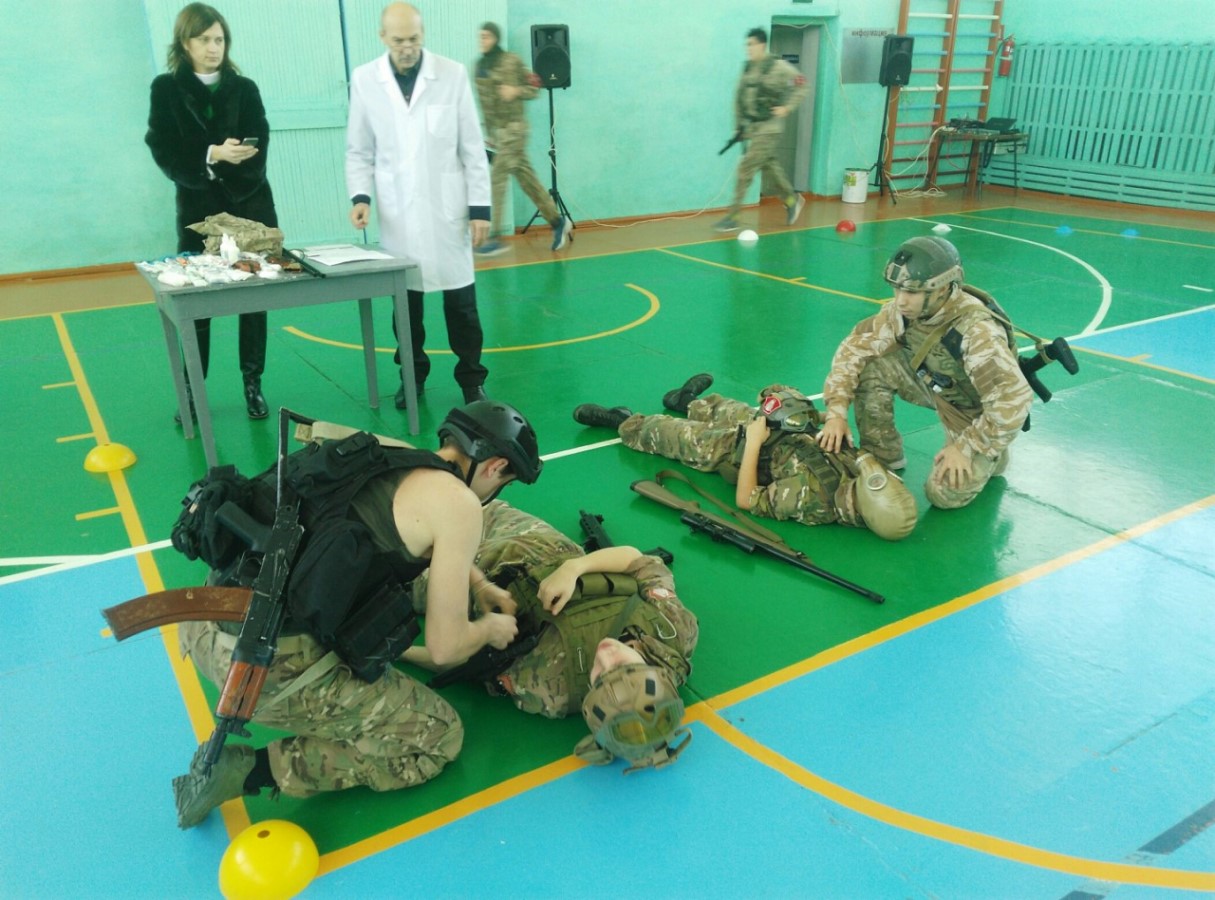 В Хакасии ребятам из военно-патриотического клуба подарили пневматическую винтовку