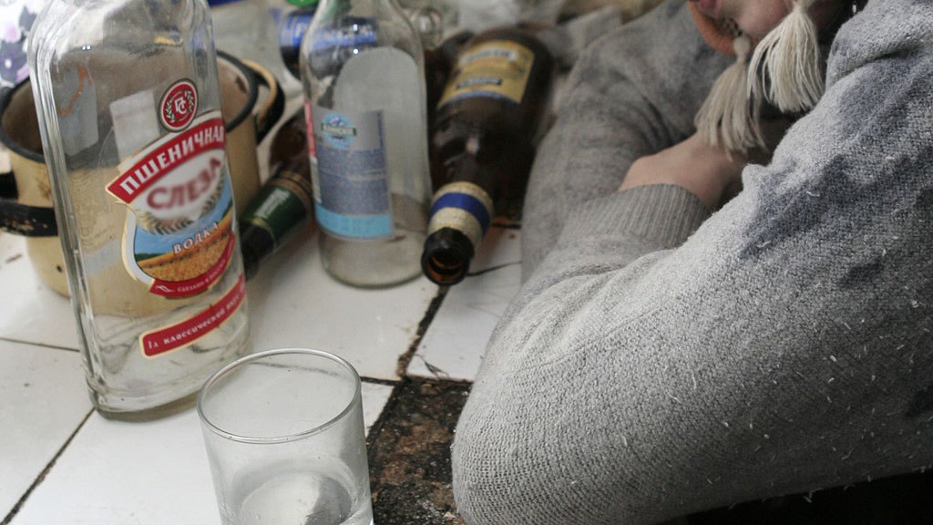 В Хакасии у пьяной матери отобрали двоих сыновей