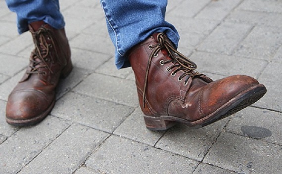 Розыск: в Абакане мужчина примерил ботинки и ушел в них, не заплатив (ФОТО)