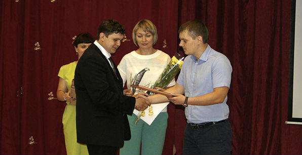 Выпускники ХТИ получили по 5 000 рублей от энергетиков