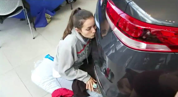 Американка получила автомобиль за 50-часовой поцелуй