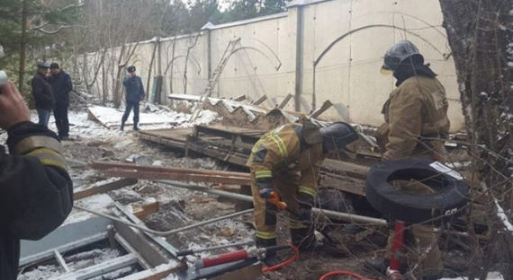 В Красноярске обрушилась стена здания: погиб человек
