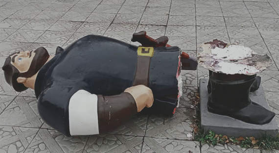 В Черногорске хулиганы сломали фигуру богатыря