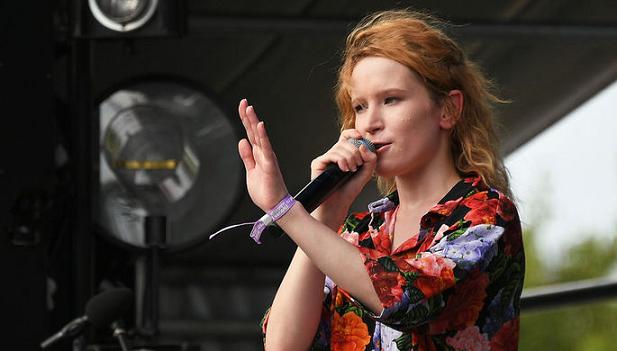 Как теперь жить: российская певица Монеточка потеряла голос