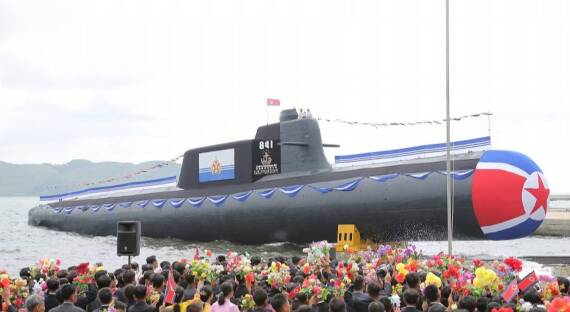 В КНДР спустили на воду новую подлодку с ядерным оружием