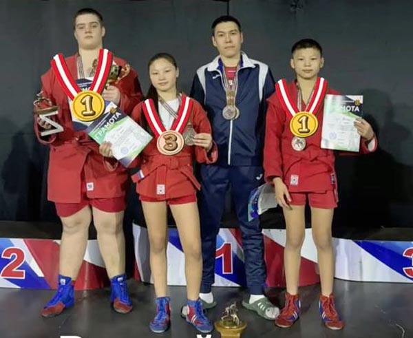 Юные самбисты из Хакасии блестяще выступили на турнире в Кузбассе