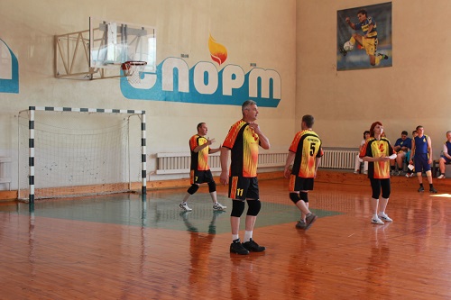 Команды ООО «Бентонит Хакасии» и администрации Черногорска сыграли в волейбол