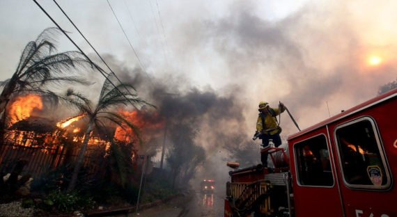 В Калифорнии десятки тысяч жителей спасаются от пожара
