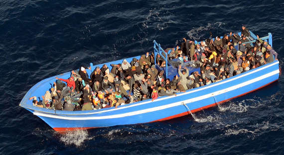 Италия прогнала судно с мигрантами от своих берегов