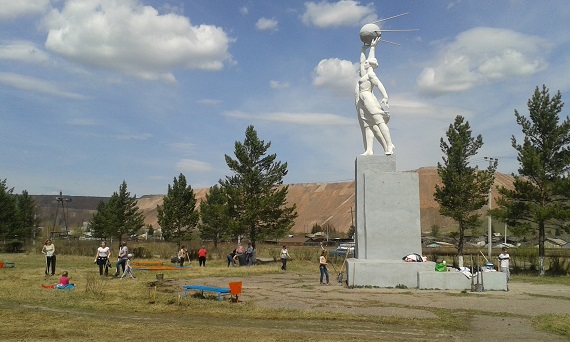 В Сорске возле памятника "Гимн труду" высадили 50 кустарников и 12 сосен