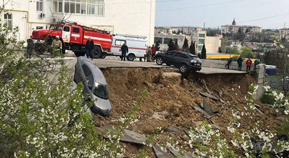 В Крыму обвалилась парковка