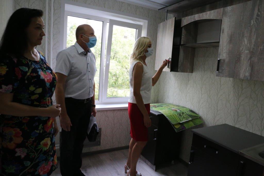 Инвалиду по зрению из Саяногорска РУСАЛ отремонтировал квартиру