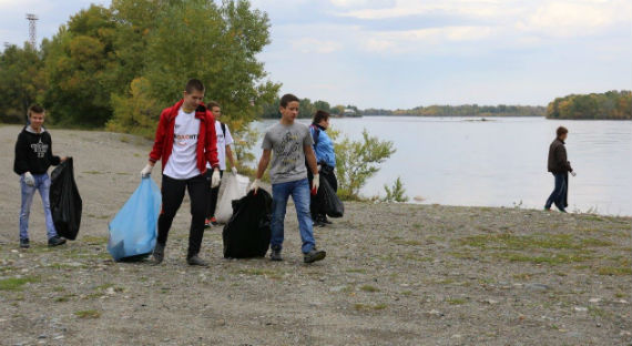 В Саяногорске волонтеры прибрались на берегу Енисея