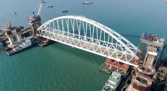 Строители Крымского моста приступили к установке железнодорожного пролета
