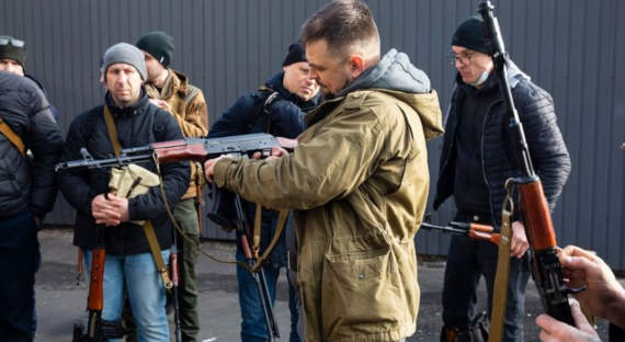 Раздача оружия украинцам обернулась вспышкой насилия и мародерства