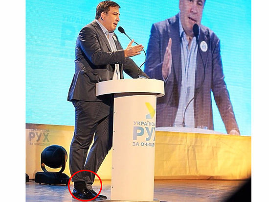 Саакашвили показал, почему не надо заправлять брюки в носки (ФОТО)