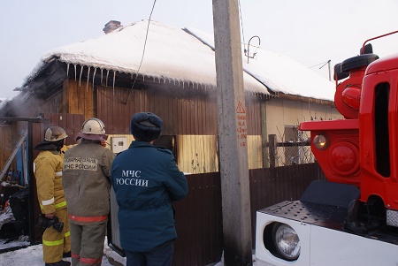 В Хакасии пенсионер вынес из горящей квартиры двух детей