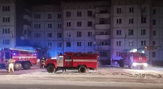 Пожарные в Черногорске спасли людей из горящего здания