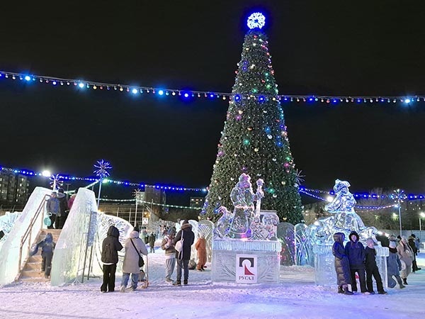 В Саяногорске открылись городская елка и новогодний городок