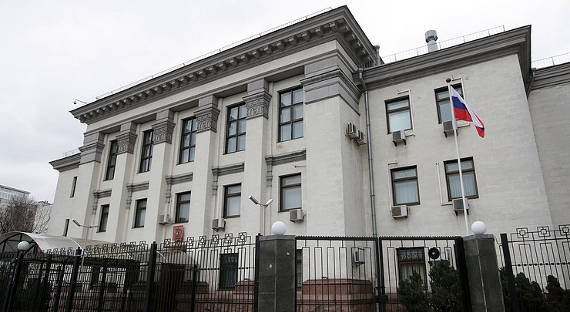 Российское посольство в Киеве обстреляно фейерверками (ВИДЕО)