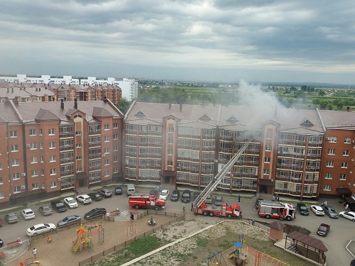 В Абакане горит новый многоквартирный дом по Торосова (ФОТО)