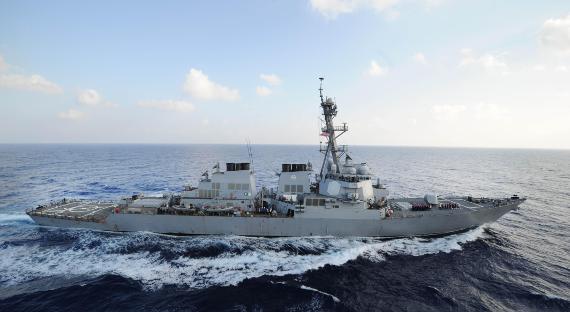 Эсминец США уклонился от столкновения с иранским катером