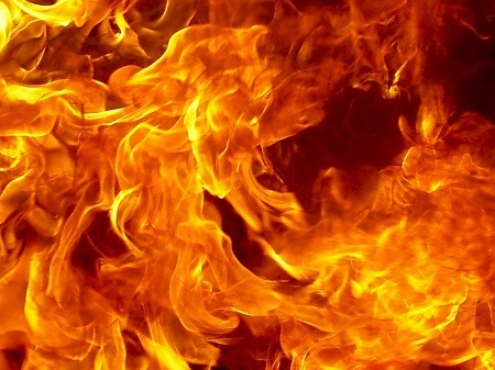 В Хакасии горели дом, гараж и тонны сена