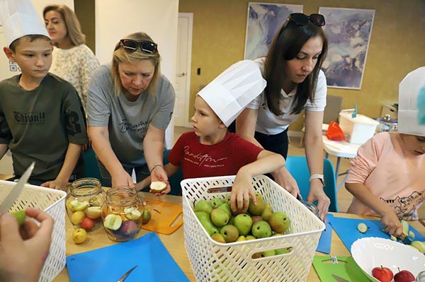 Волонтеры РУСАЛа провели для воспитанников «Ласточки» кулинарный мастер-класс