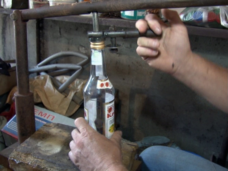 В столице Хакасии прикрыли подпольный склад алкоголя в гараже