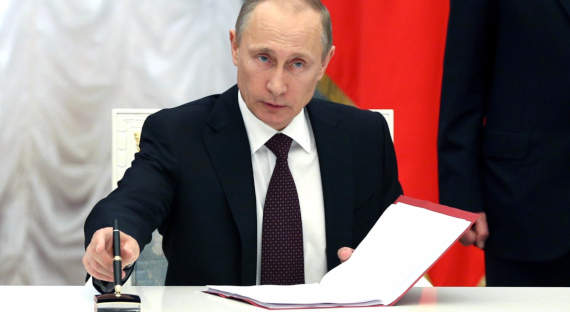 Путин подписал закон об отмене возрастных ограничений для госслужащих