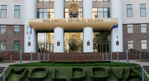 Молдавскому парламенту предлагают отправить кабмин в отставку