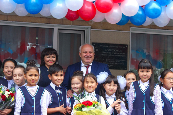 Глава Хакасии Виктор Зимин поздравил школьников с Днем знаний