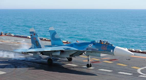 Названа предварительная причина крушения Су-33 на "Кузнецовом"