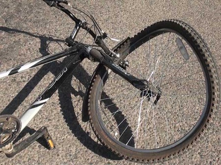 В Абакане сбили двух школьников на велосипедах