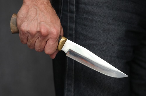 В Черногорске гость с ножом набросился на хозяина квартиры