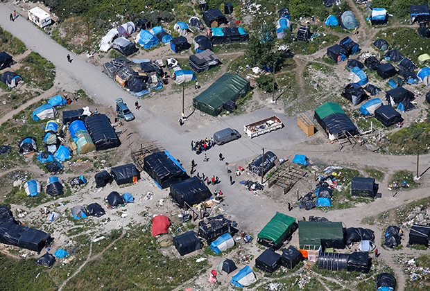 Власти Кале сносят лагеря беженцев, начались столкновения