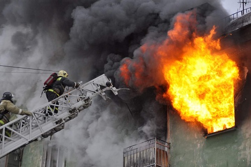 В Ростове-на-Дону пожарные спасли 40 человек из горящего дома