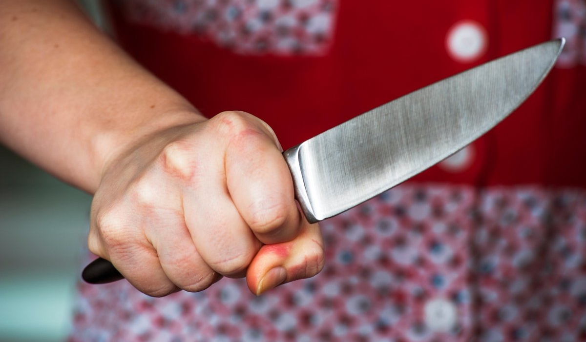 Пенсионерка устала от мужа и набросилась на него с ножом