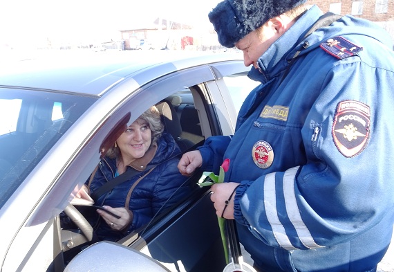 В Усть-Абаканском районе сотрудники Госавтоинспекции дарили дамам цветы