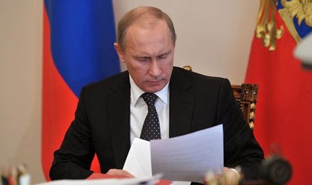 Россиян все больше: Путин присвоил гражданство РФ ребенку из Донецка