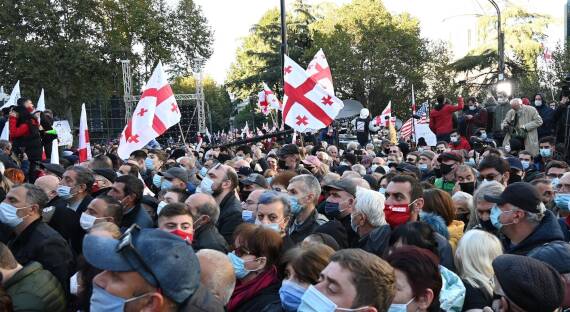 У здания парламента в Тбилиси произошли стычки между полицией и протестующими