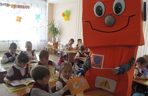 Вольтик подружился с первоклассниками из Черногорской гимназии