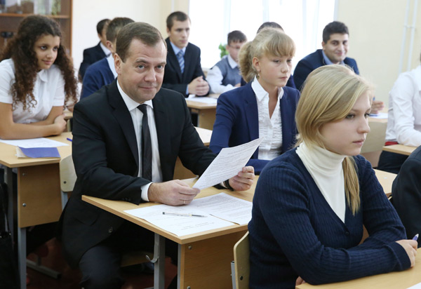 Медведев выдал 50 млрд руб. на ремонт и строительство школ