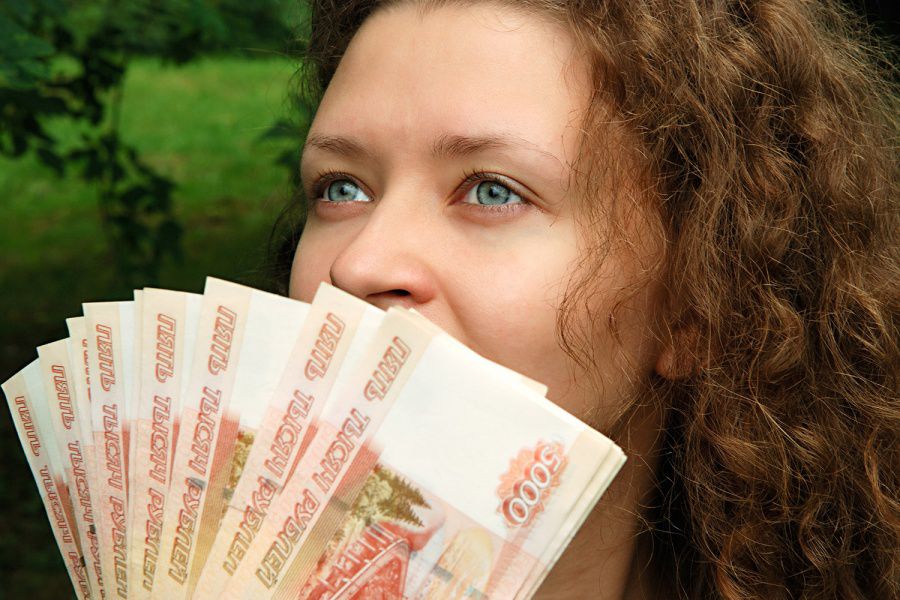 Когда очень богата: в Хакасии школьница раскидала по двору родительские деньги