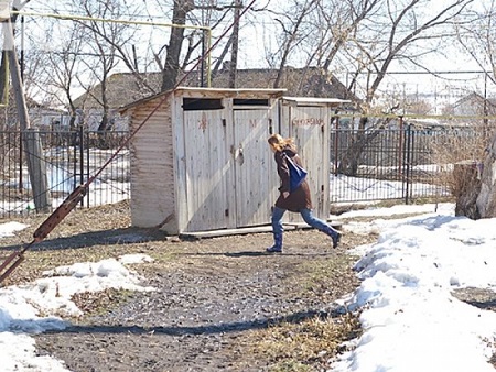 В России нашли тысячи школ с туалетом на улице