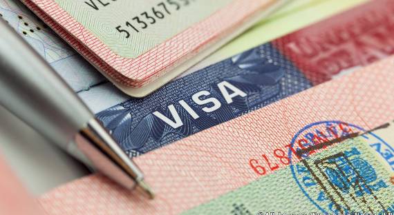 Европарламент требует ввести визы для американцев